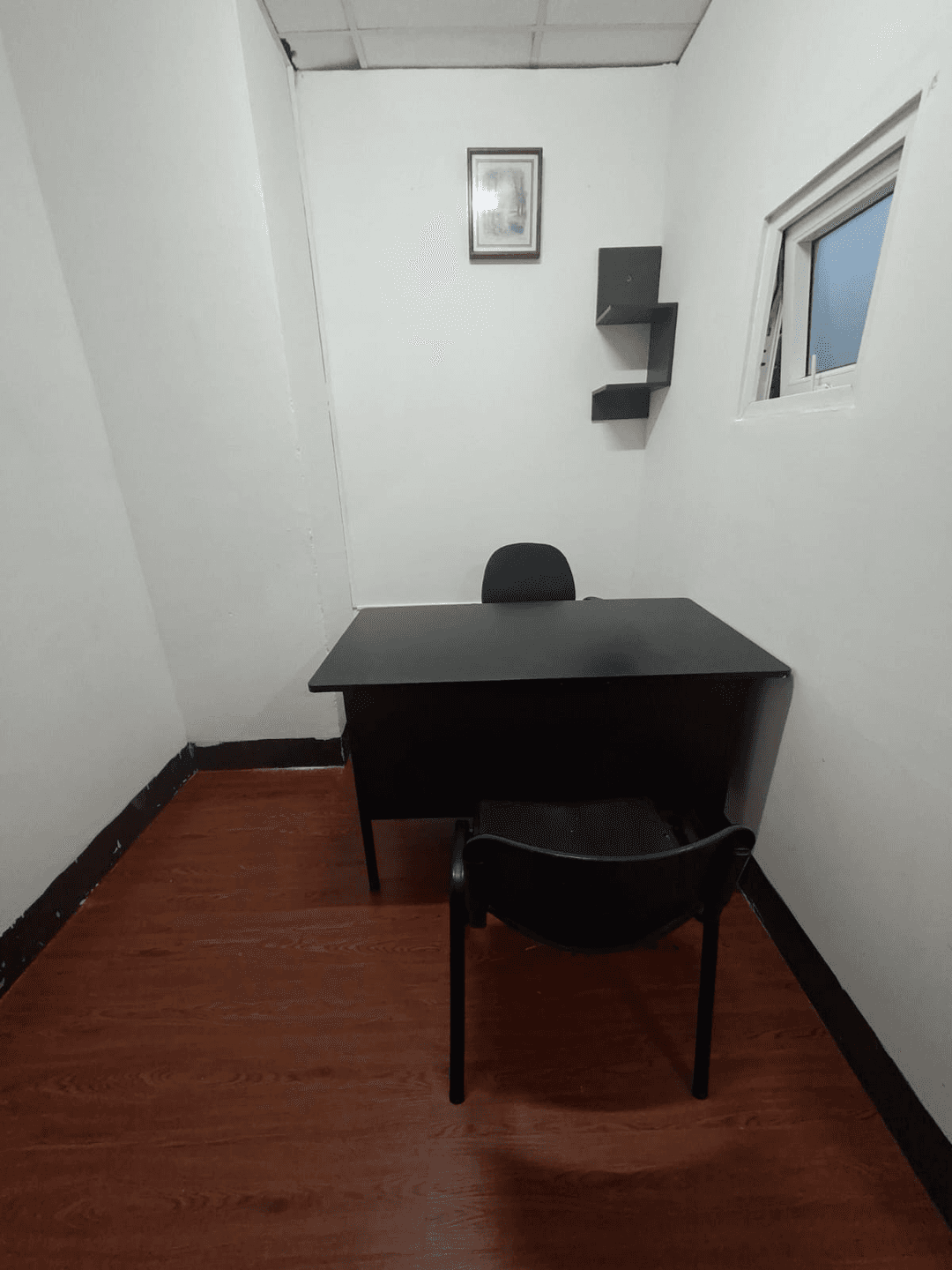 Oficina privada compacta con escritorio y silla