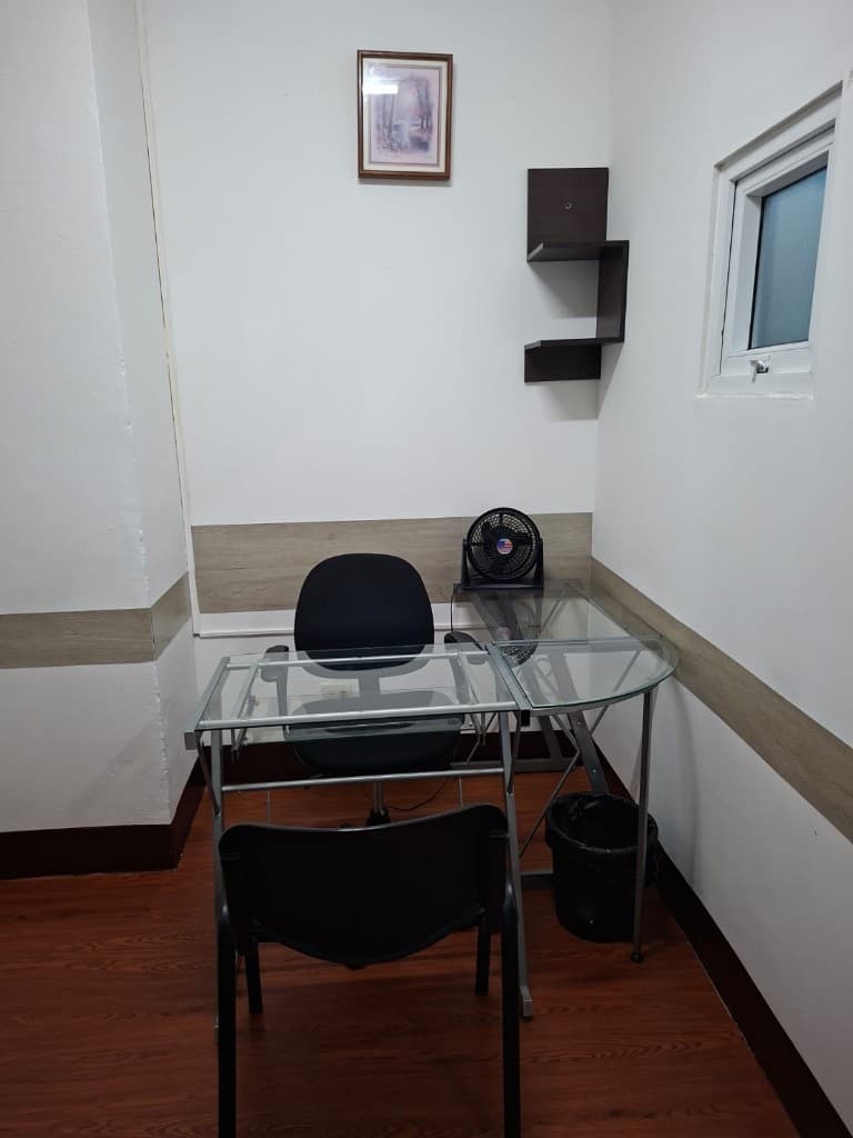 Oficina en esquina con escritorio en L