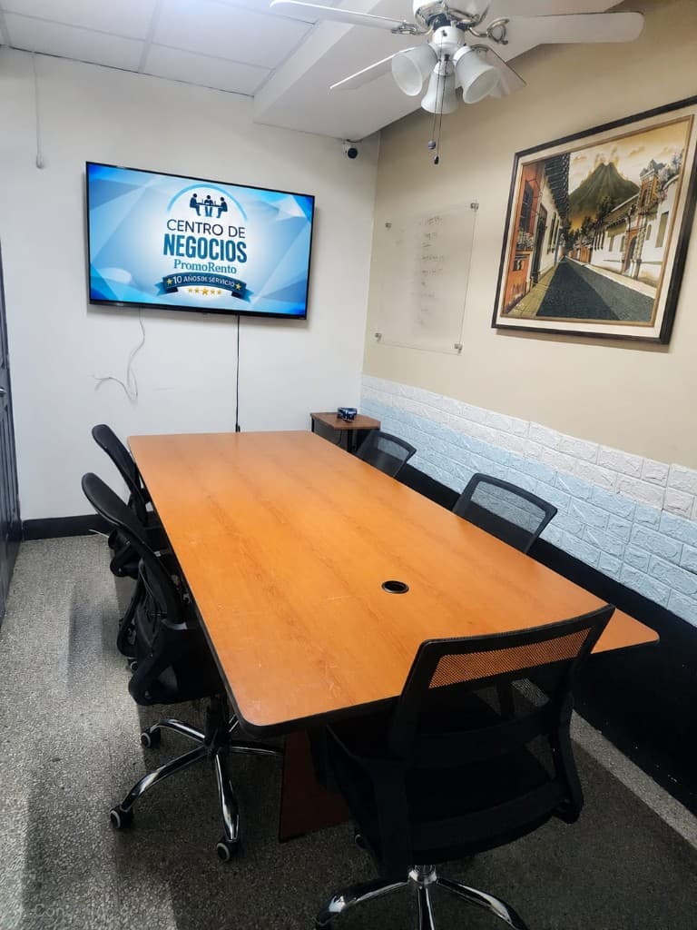 Sala de reuniones con pantalla